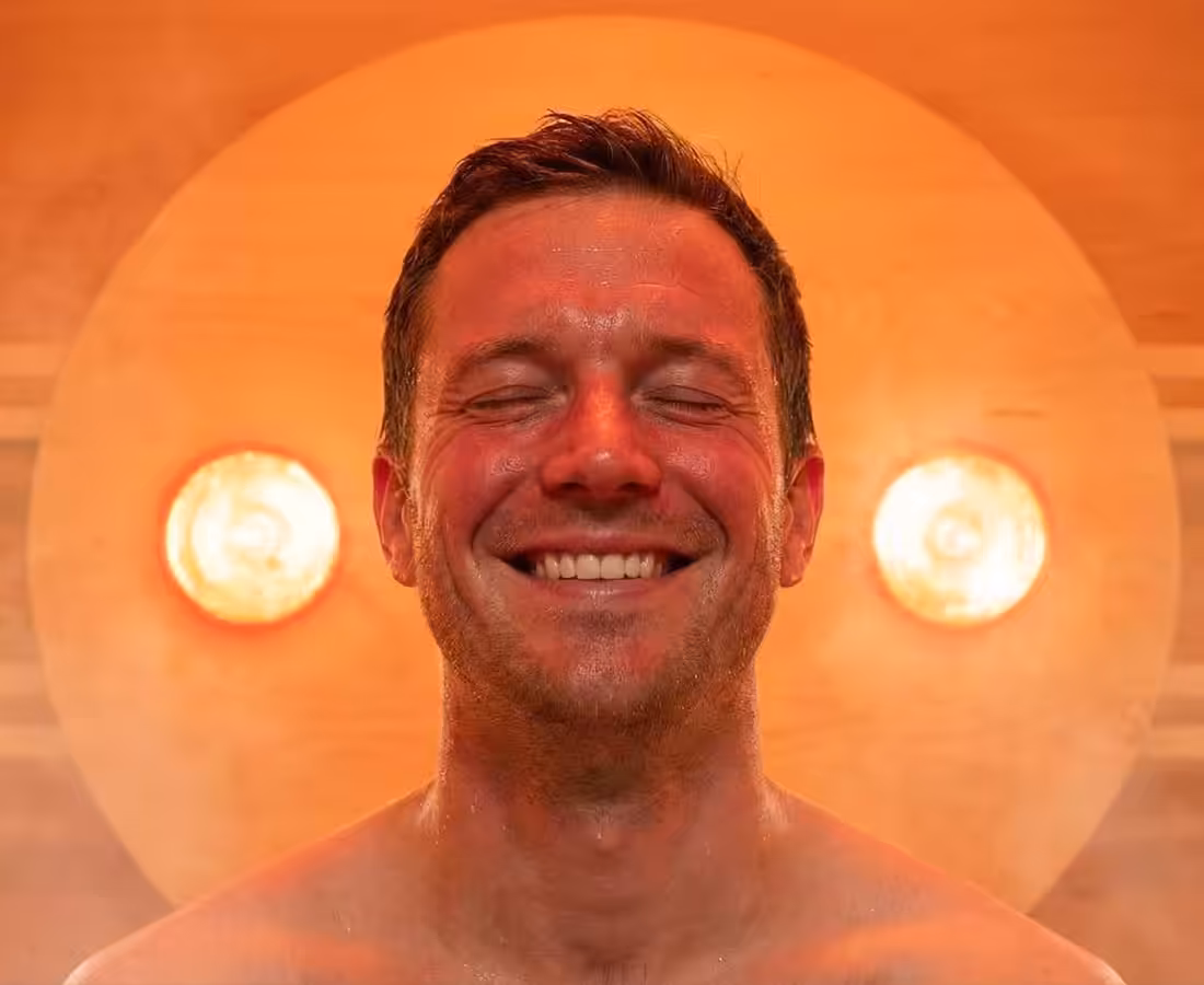 Mann in Sauna schwitzt und genießt die Wärme der Halleluja Sauna®